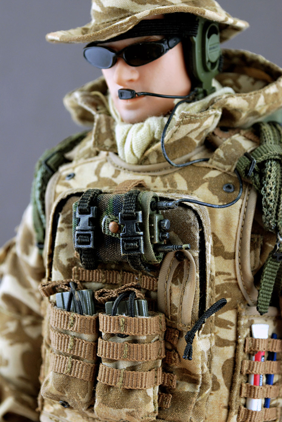 British Army Blues And Royals Regiment In Afghanistan Lieutenant image 5
