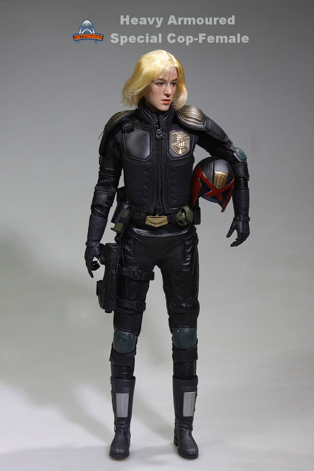 Heavy Armoured Special Cop Female image 3