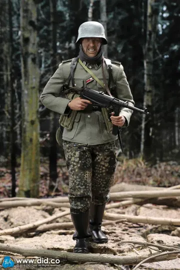 SS-Panzer-Division Das Reich MG42 Gunner - Egon