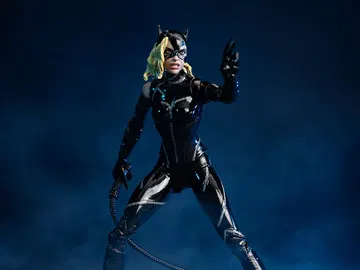 Batman Returns (1992) DC Multiverse Catwoman (Battle Damage) (Deluxe Theatrical Edition)