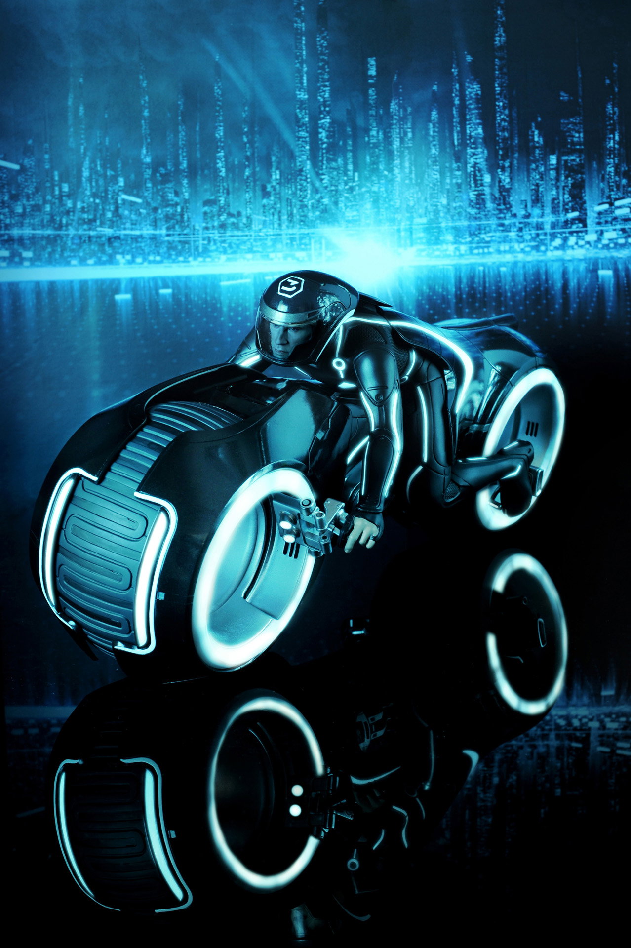 Tron: Legacy - Light Cycle & Sam Flynn image 2