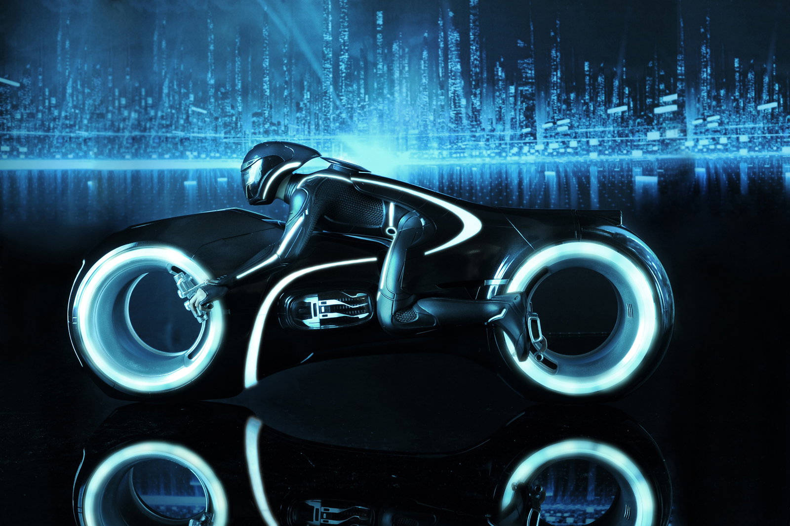 Tron: Legacy - Light Cycle & Sam Flynn image 3