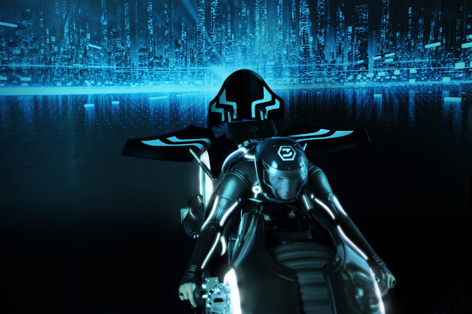 Tron: Legacy - Light Cycle & Sam Flynn image 5