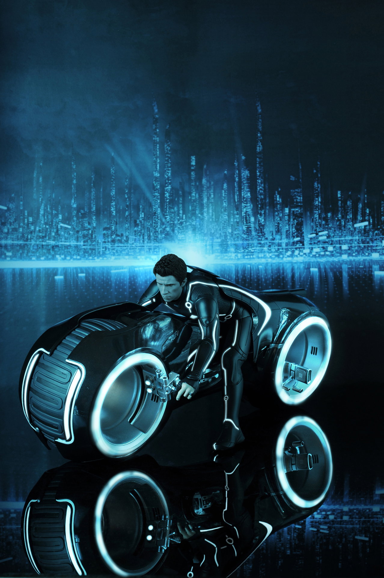Tron: Legacy - Light Cycle & Sam Flynn image 8