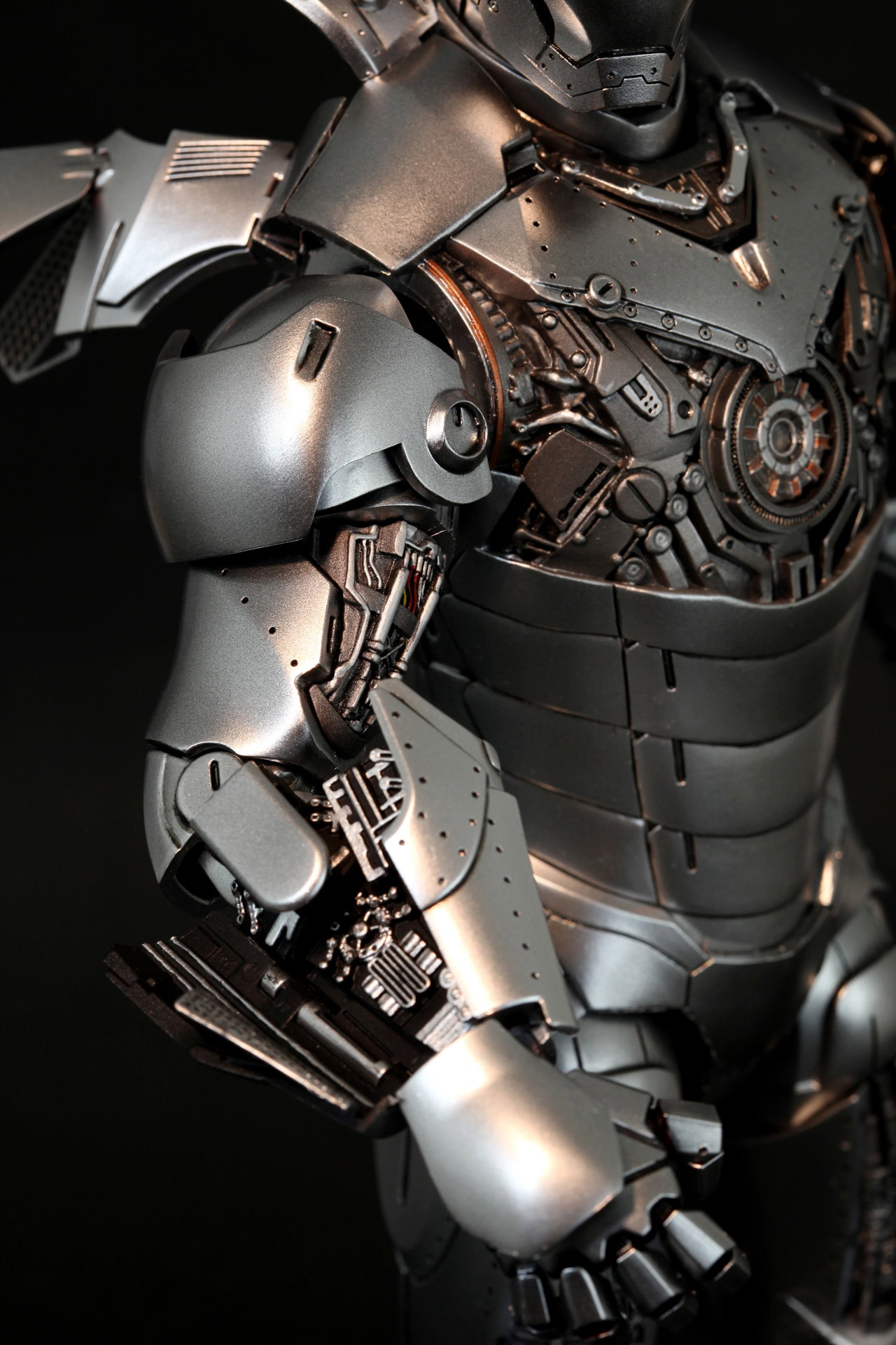 Iron Man 2 - Mark 2 (Armor Unleashed Version) [With Bonus Accessory] image 4