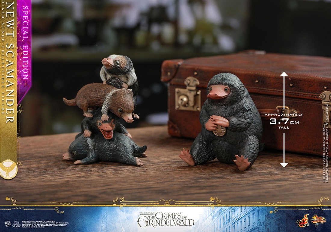 Fantastic Beasts: The Crimes of Grindelwald - Newt Scamander [with Bonus Accessory] image 2