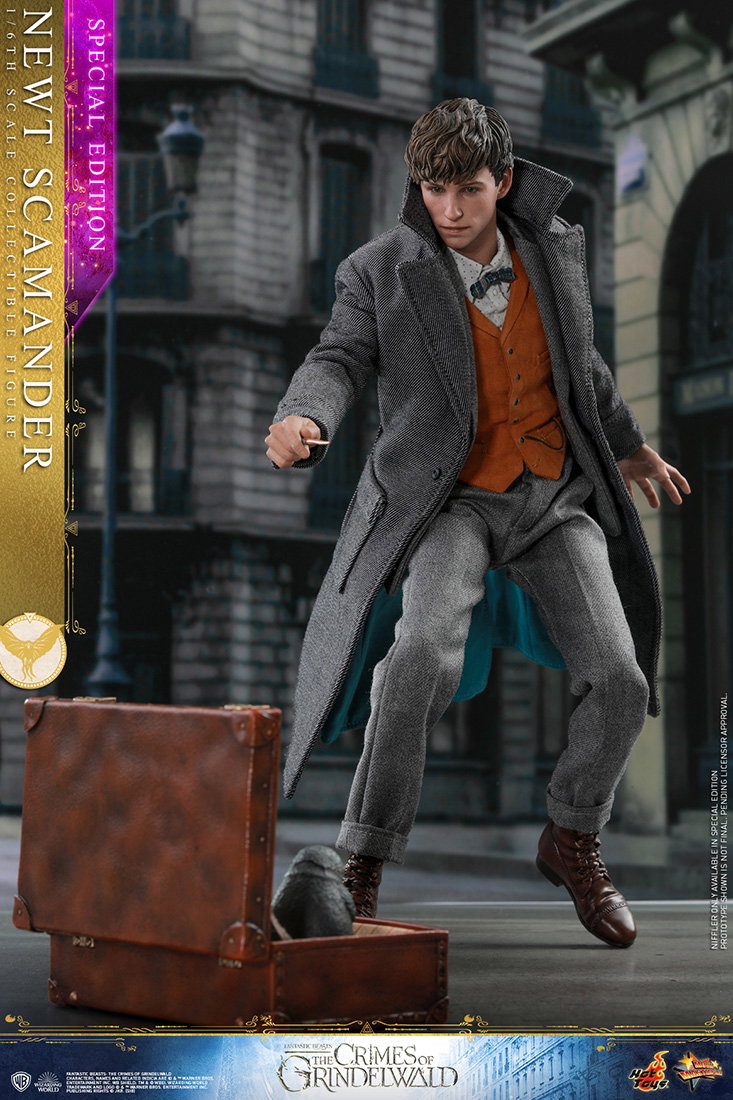 Fantastic Beasts: The Crimes of Grindelwald - Newt Scamander [with Bonus Accessory] image 3