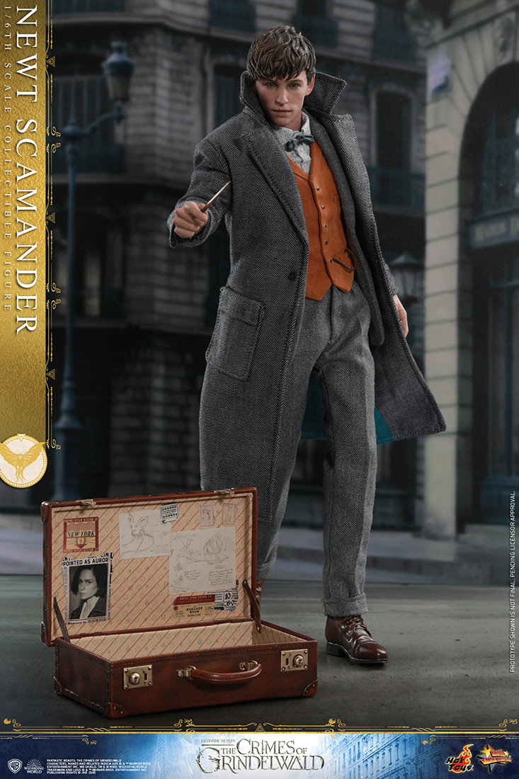 Fantastic Beasts: The Crimes of Grindelwald - Newt Scamander [with Bonus Accessory] image 5