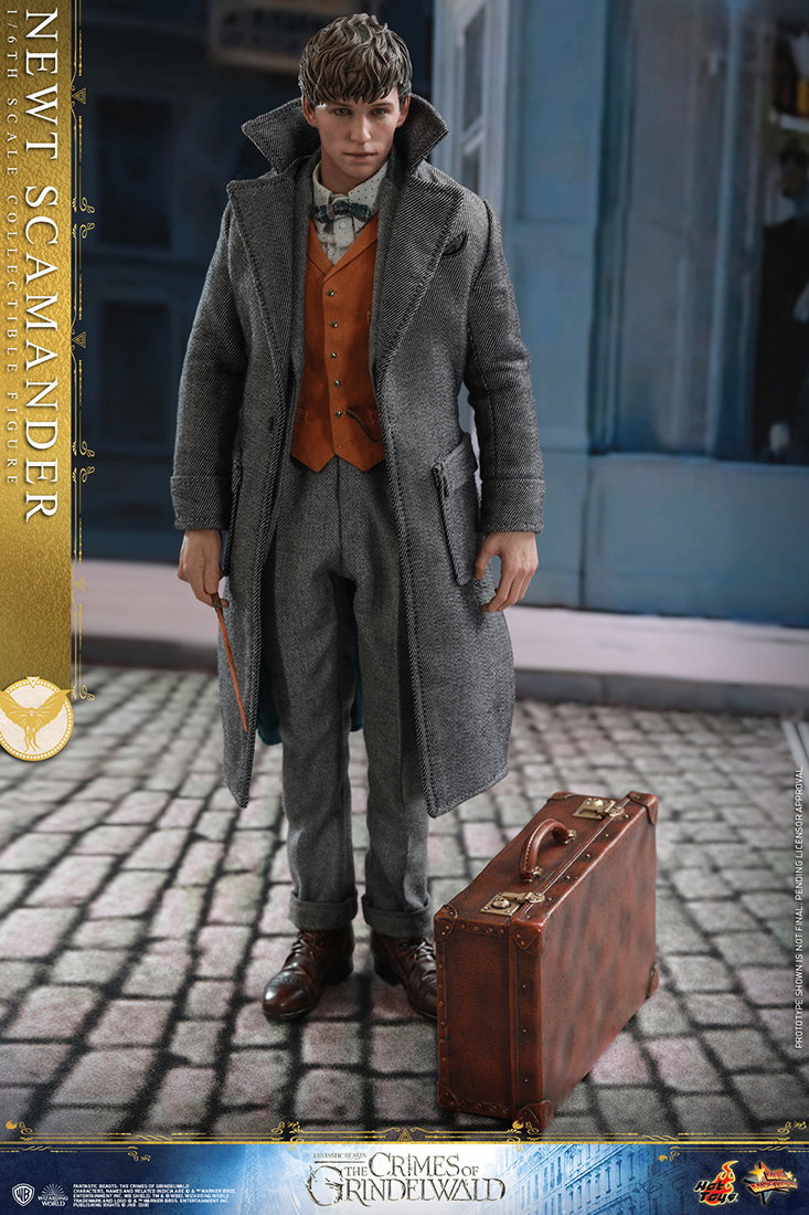 Fantastic Beasts: The Crimes of Grindelwald - Newt Scamander [with Bonus Accessory] image 6