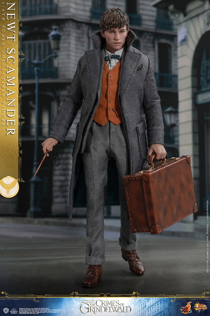 Fantastic Beasts: The Crimes of Grindelwald - Newt Scamander [with Bonus Accessory] image 8