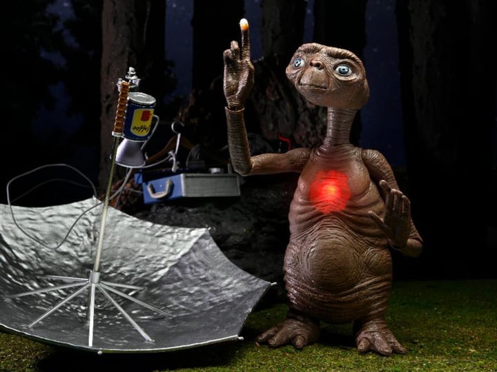 E.T. The Extra-Terrestrial 40th Anniversary Ultimate E.T. Deluxe Set image 1