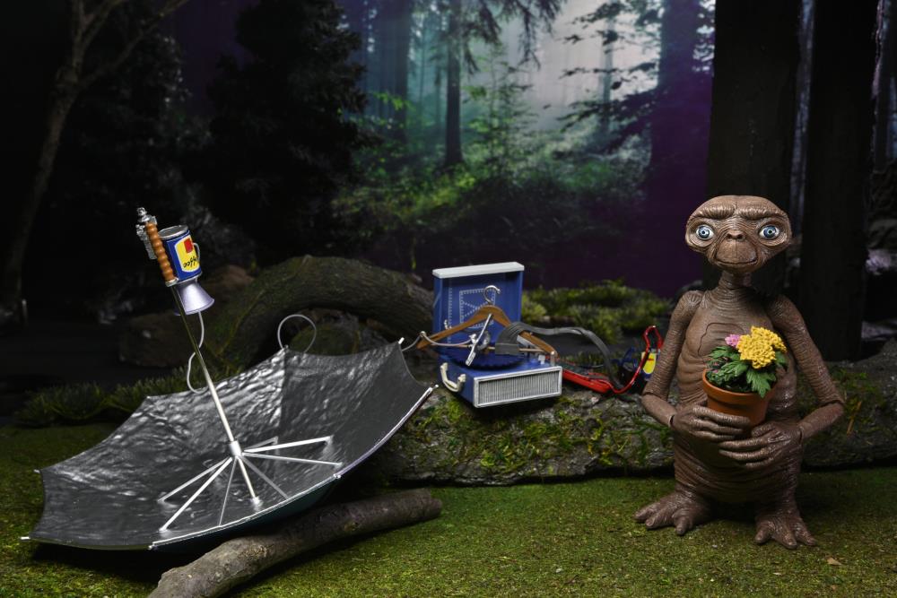 E.T. The Extra-Terrestrial 40th Anniversary Ultimate E.T. Deluxe Set image 3