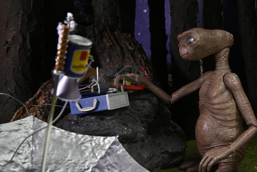 E.T. The Extra-Terrestrial 40th Anniversary Ultimate E.T. Deluxe Set image 6