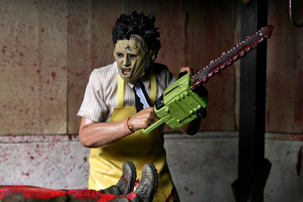 The Texas Chainsaw Massacre Leatherface Clothed image 10